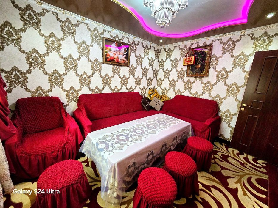 Диван кровать,1 кресло ,4 пуфика и стол+ подарок чехлы от пуфика и див