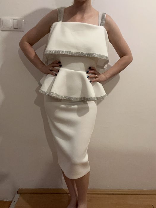 Rochie albă elegantă, cu croială feminină