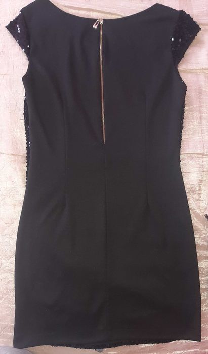 Къса черна рокля