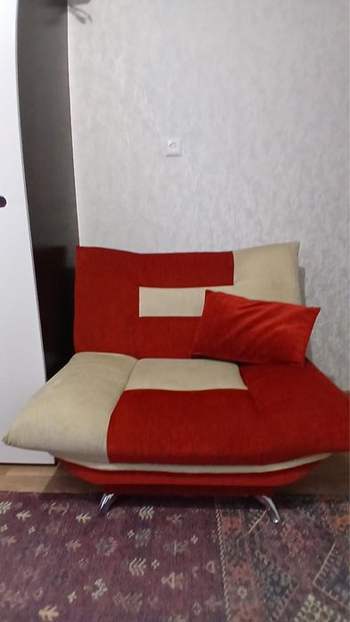 Диван с двумя креслами