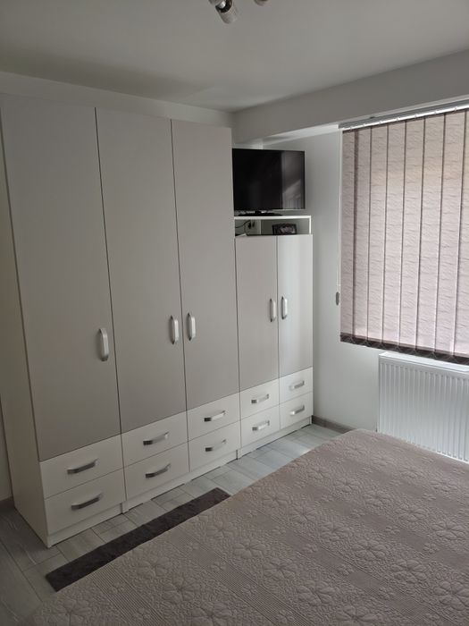 Închiriez apartament cu 2 camere