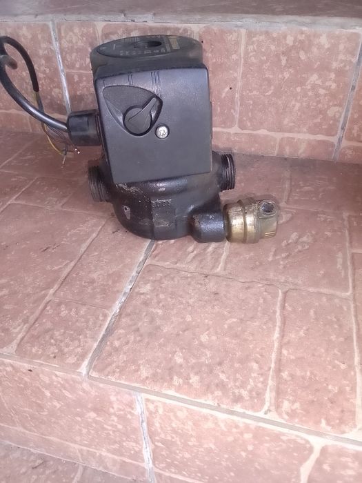 Vând pompă recirculare apă caldă grundfos
