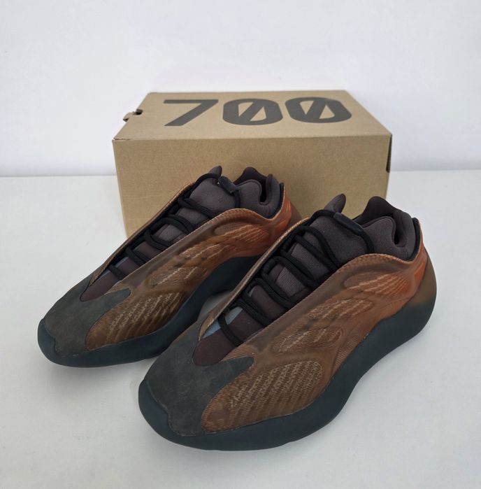 Adidasi Yeezy 700 Cooper Fade