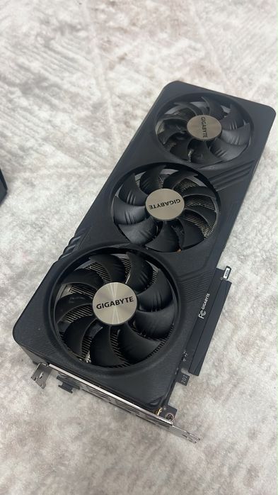 Продам видеокарту Gigabyte Rtx 4070 12gb