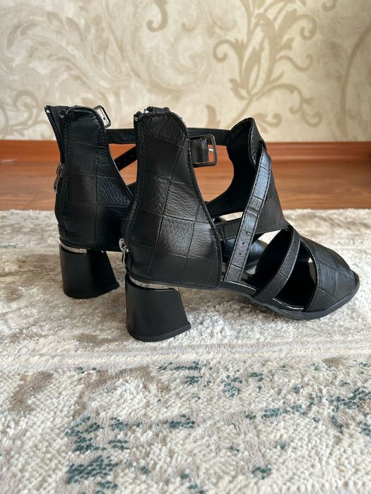 Босоножки черные