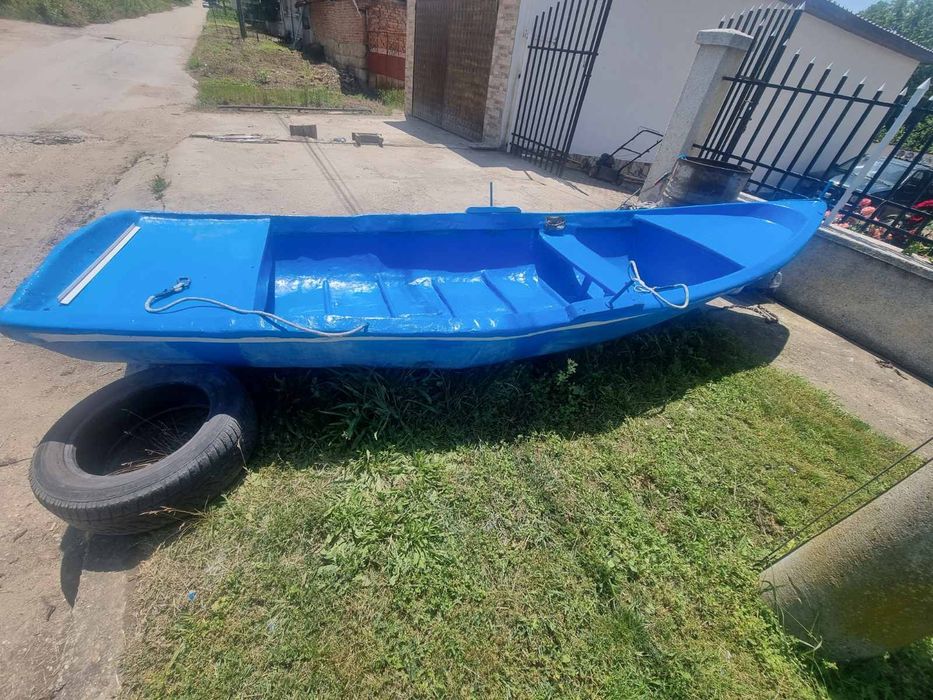 Лодка с двигател