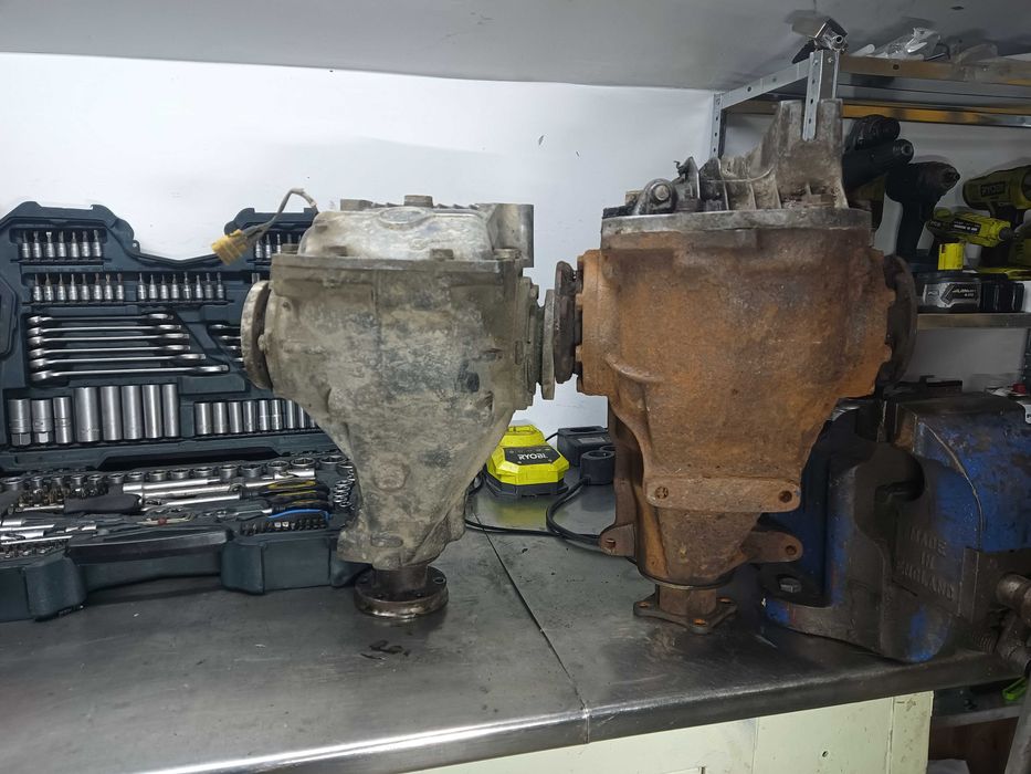 Шпер диференциал 210 БМВ е28 с число 3.07 (този от дясно на снимките)