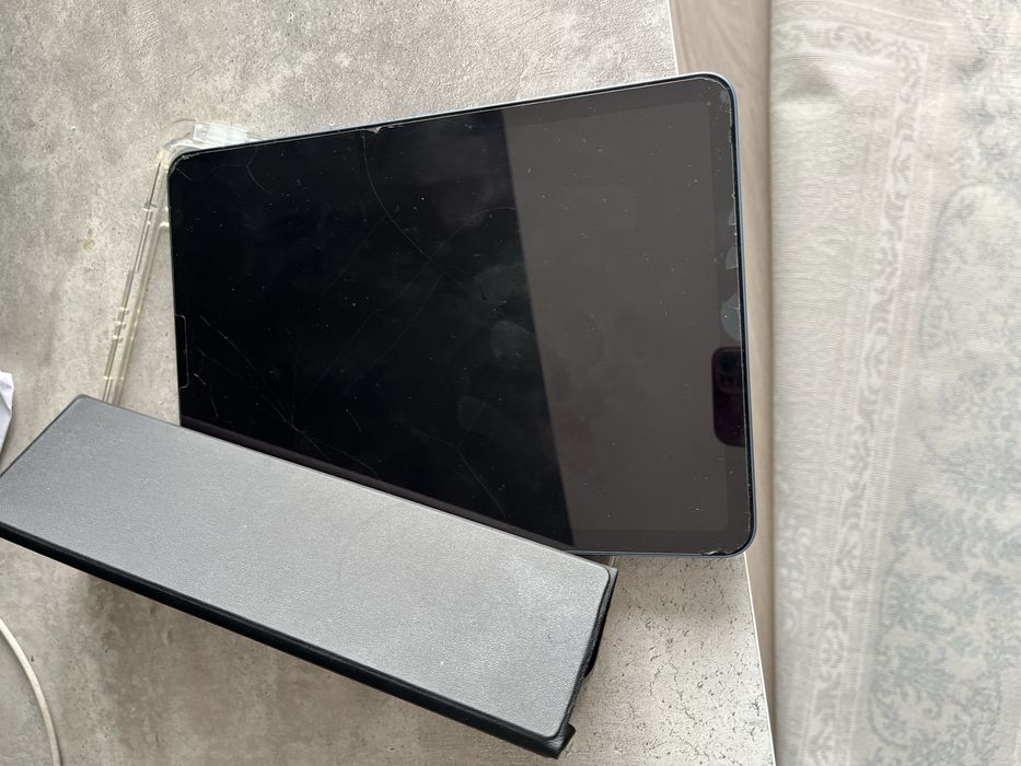 iPad Air 5 срочно продам, чехол в комплекте