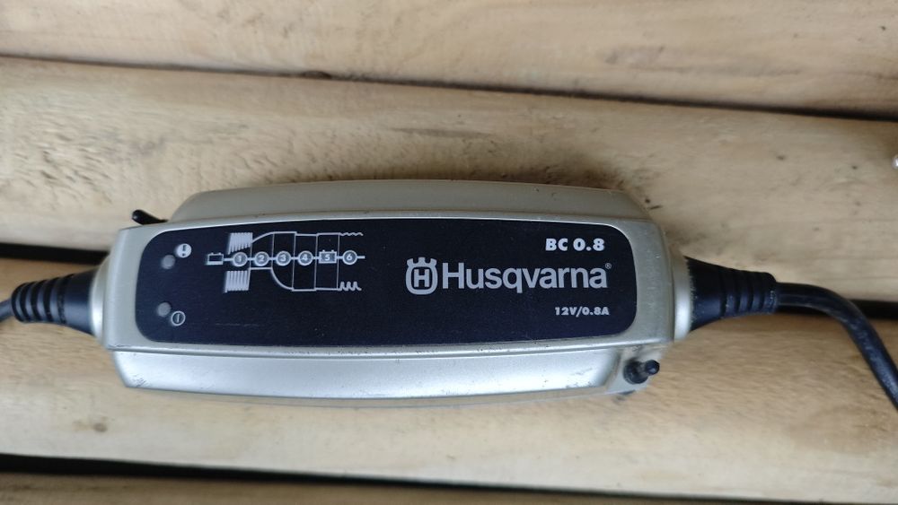 HUSQVARNA Зарядно устройство за акумулатори