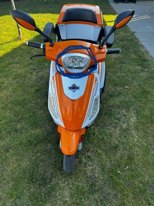 Permobil cu lada de depozitare