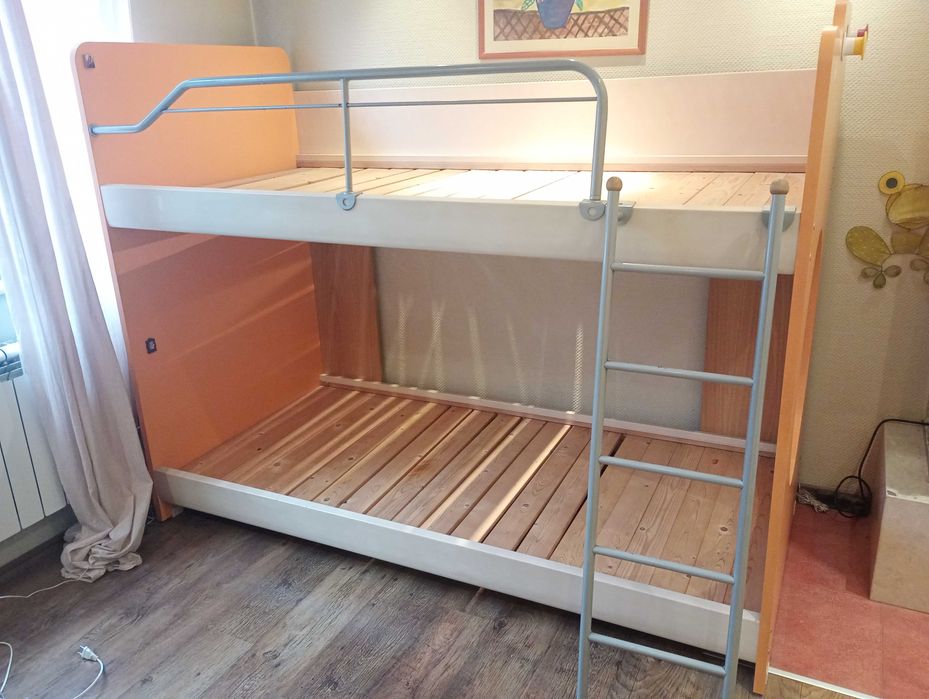 Продавам двуетажно легло