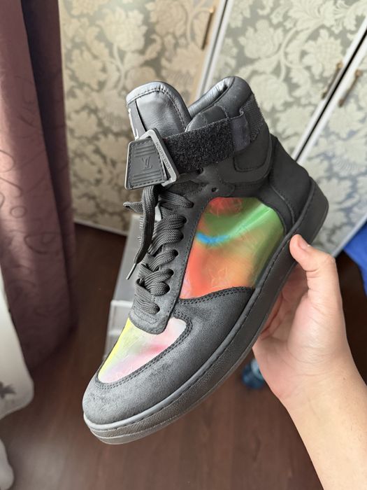 vând adidaşi Louis Vuitton