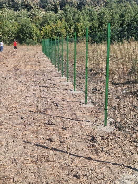 Garduri din plasa bordurată