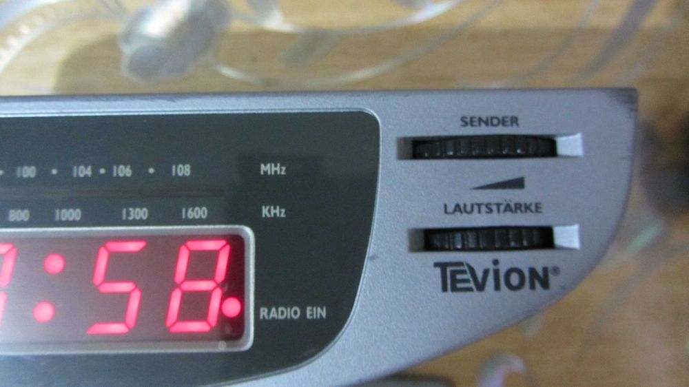 Radio cu ceas bucatarie special cu prindere corp bucatarie,polita,raft