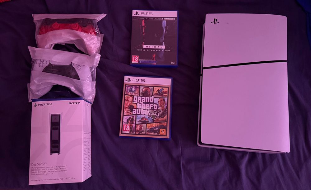 Като нова, в кутия, PS5 Disc Edition с всички аксесоари.
