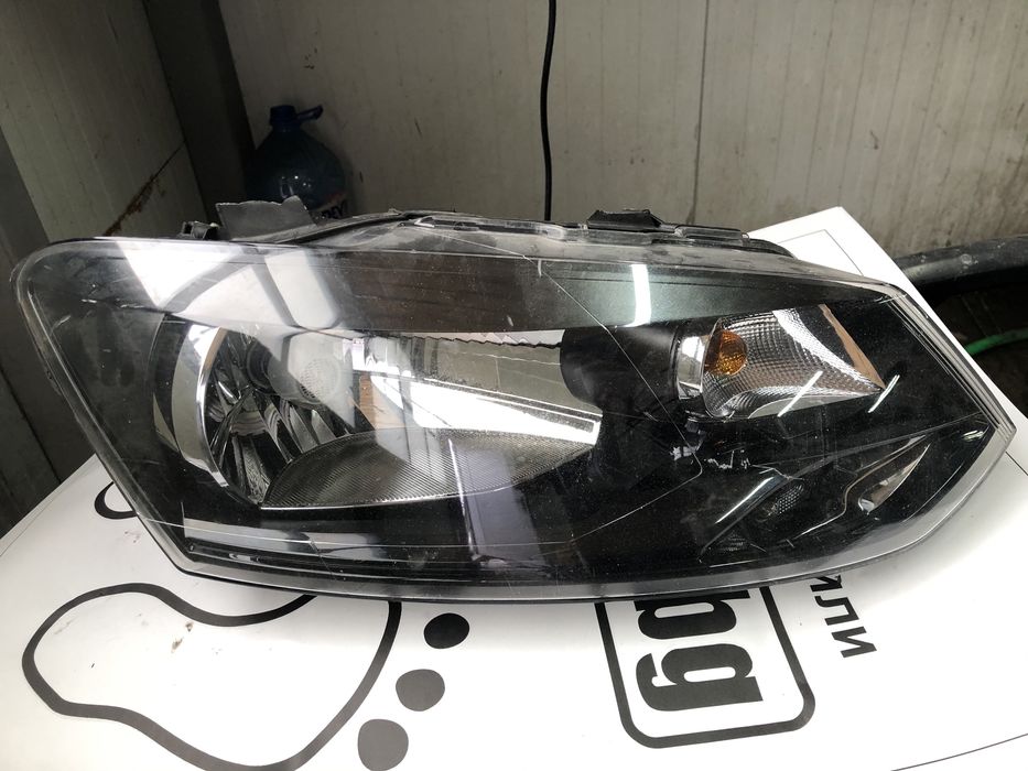 2 броя десен фар VW Polo