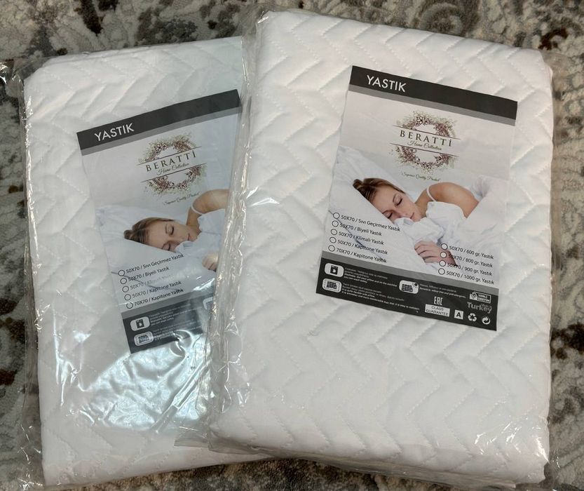 Наперники белые.