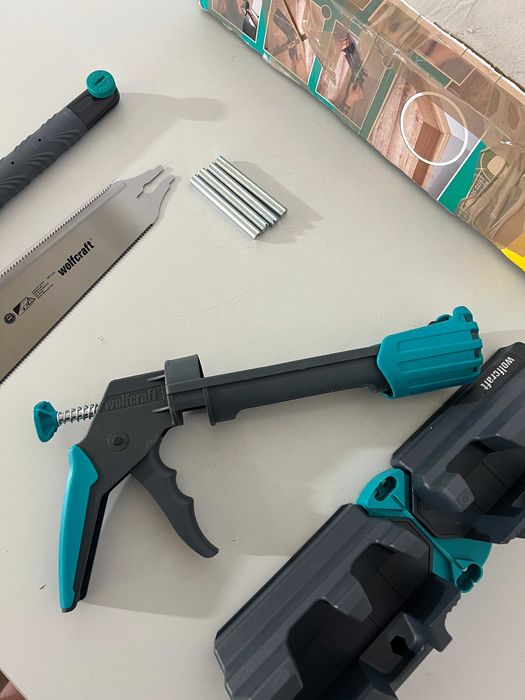 Wolfcraft 6977000 – Set complet pentru montarea plintelor, cu șablon, cutie de tăiere, fierăstrău japonez și pistol de silicon