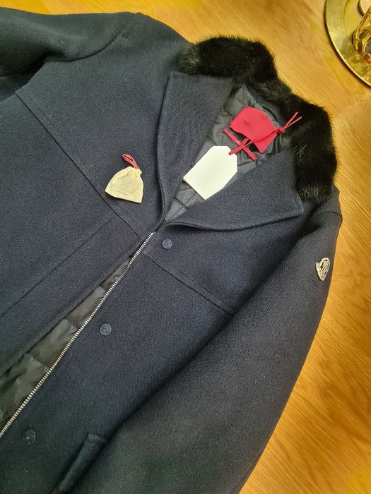 Женское пальто Moncler оригинал темно-синего цвета,воротник норка.