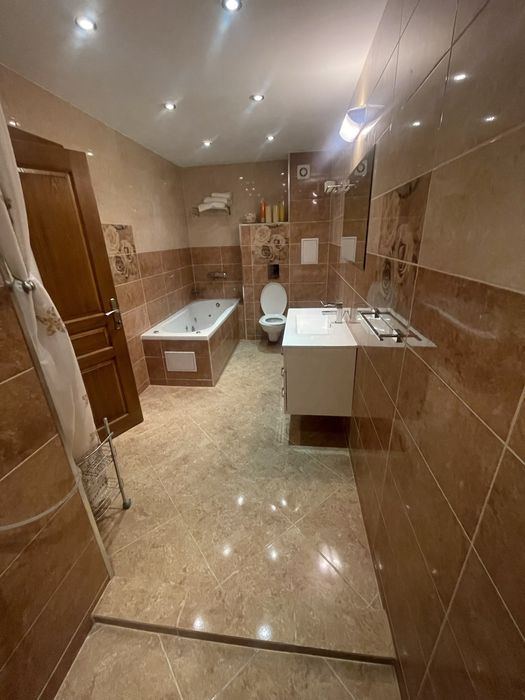 Тристаен апартамент  в центъра на Бургас