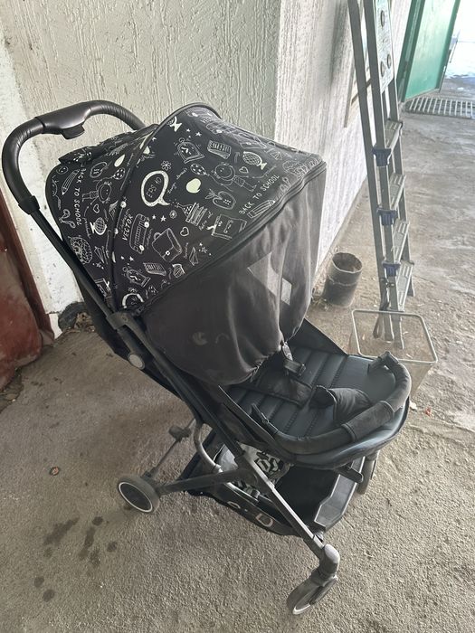 Коляска черного цвета