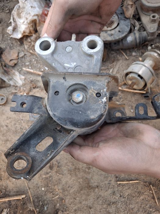 Пердняя подушка двс Toyota Auris