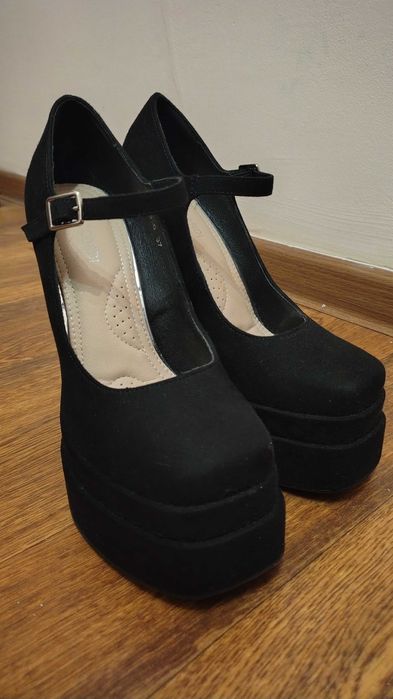 Чёрные туфли с каблуком на платформе 37-38 размер
