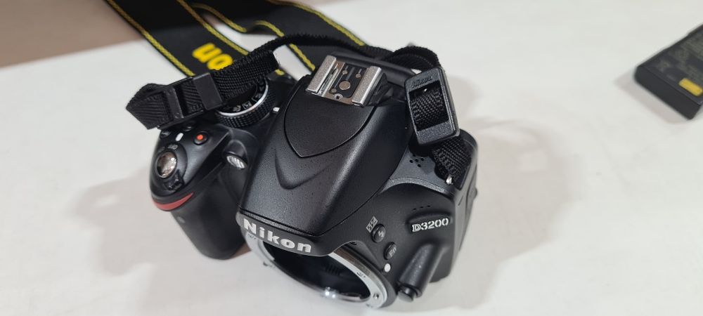 Aparat foto DSLR Nikon D3200 plus 2x obiective 70-210 si 18-55
