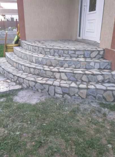 Amenajări curți cu piatră naturală și plante