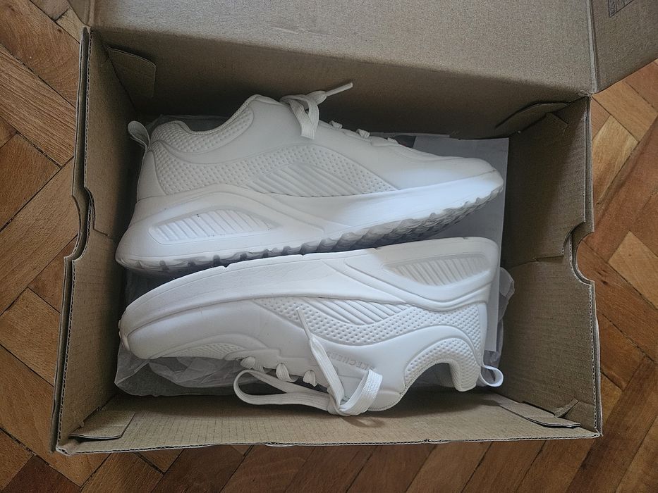 Дамски бели маратонки Sketchers