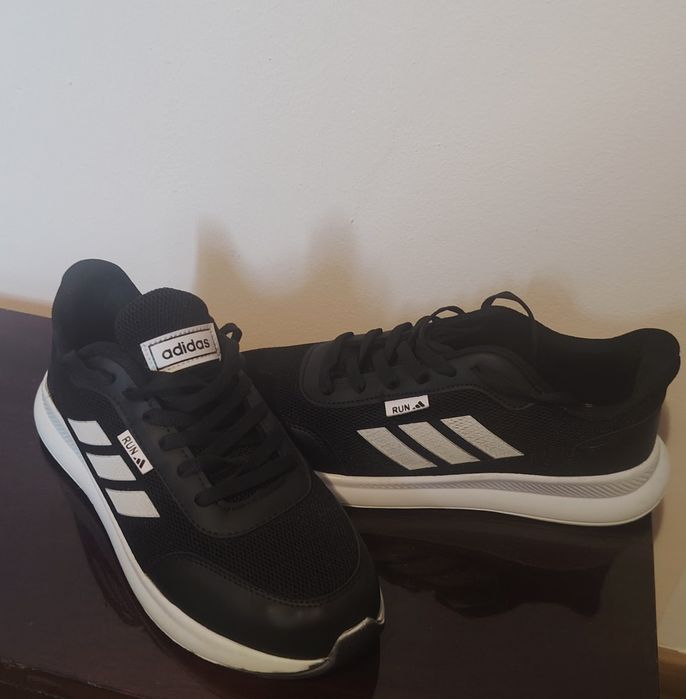 Adidași noi marca Adidas 42