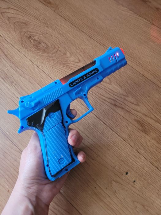 Игрушки для мальчика (автомат и пистолеты)