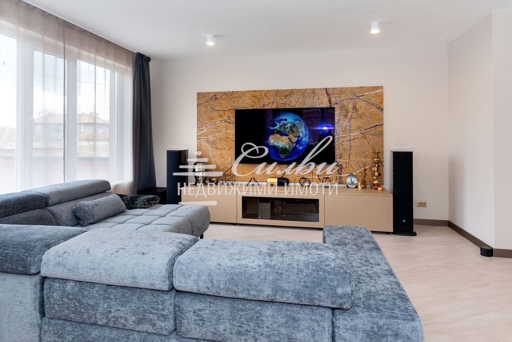 Етаж от къща с ТРИ ГАРАЖА - гр. Велики Преслав!