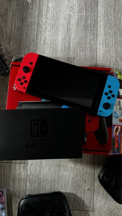 Pachet complet Nintendo Switch - Consola + 2 Pro Controllers + altele