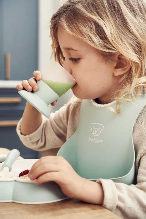 BABYBJÖRN Baby Bib – Комплект от 2 силиконови/пластмасови лигавника за хранене, Powder Green / Powder Pink