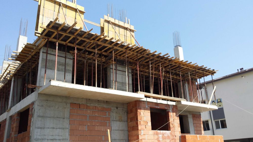Decomandat 2 camere + 2 locuri parcare, zonă de case, Sălăjan