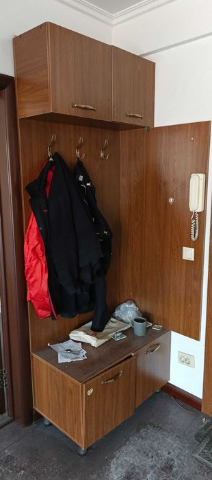 Вешалка в прижую.