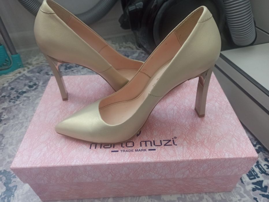 Аяқ киімдер сатылады