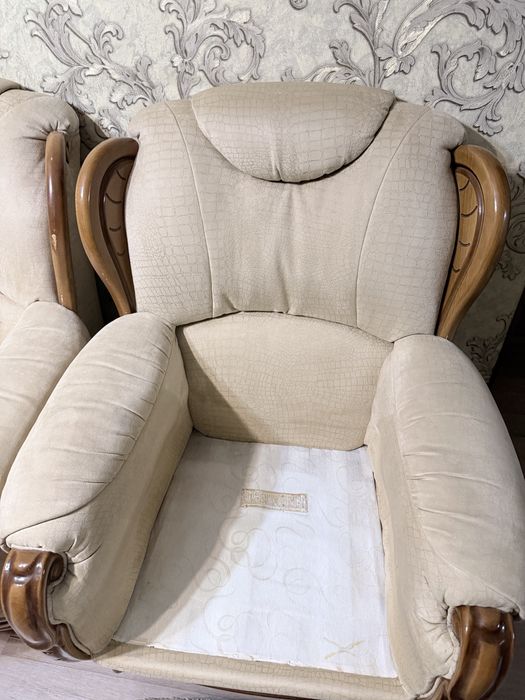 Продам комплект диван и два кресла