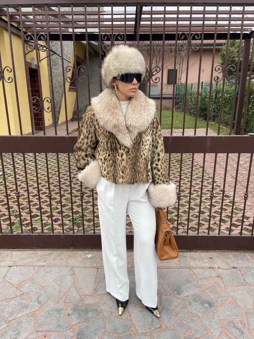 Haina scurta din blana naturala de ocelot cu guler si mansete de vulpe