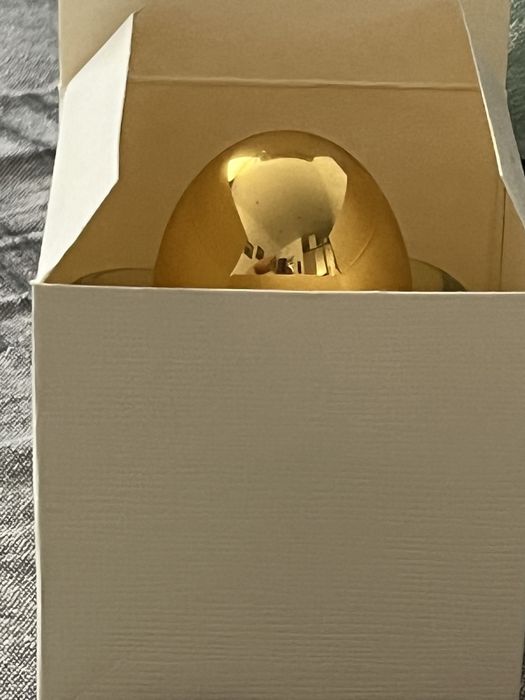 Позлатено яйце с поставка и кутия