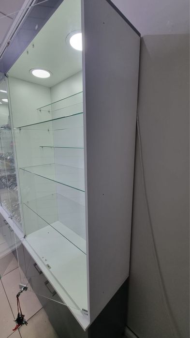 Шкафы витрины.