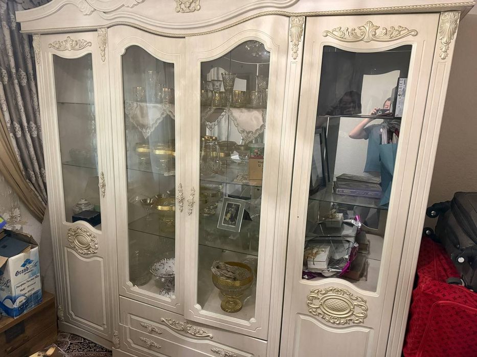 Продаётся почти новый сервант