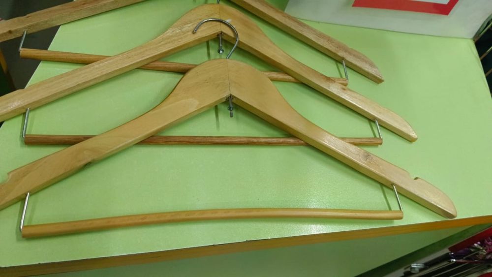 Деревянные вешалки