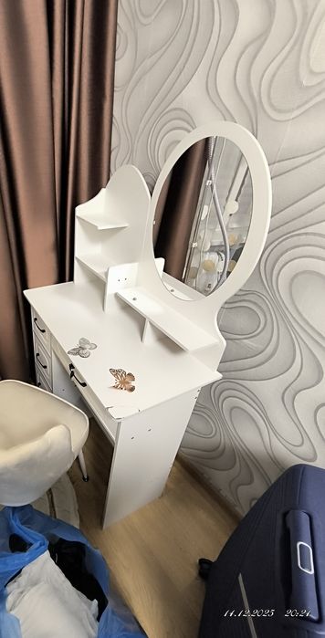 Продам туалетный столик