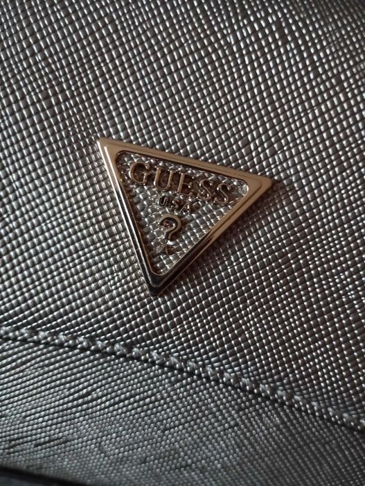 Чанта дамска Guess
в сиво HWEZM9 51220.