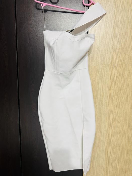 Бяла бандажна рокля с цепка