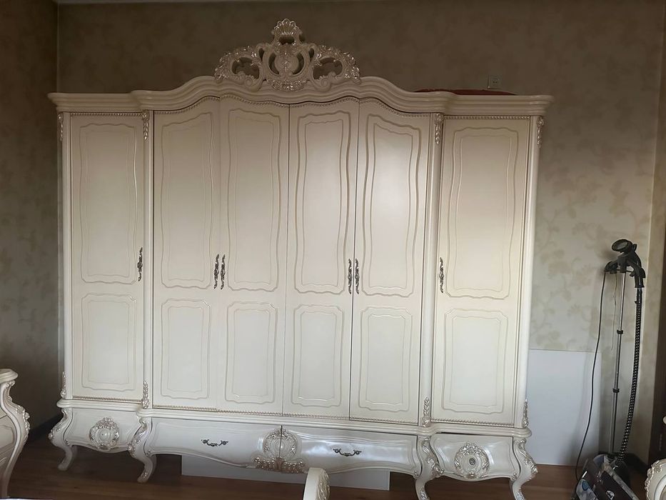 Продаётся китайский комплект спальный гарнитур гостиная стол стул всё