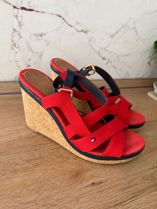Обувки Crocs, UGG, Michael Kors и Tommy Hilfiger.
