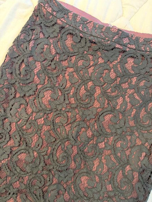 Fusta scurta din dantela neagra
